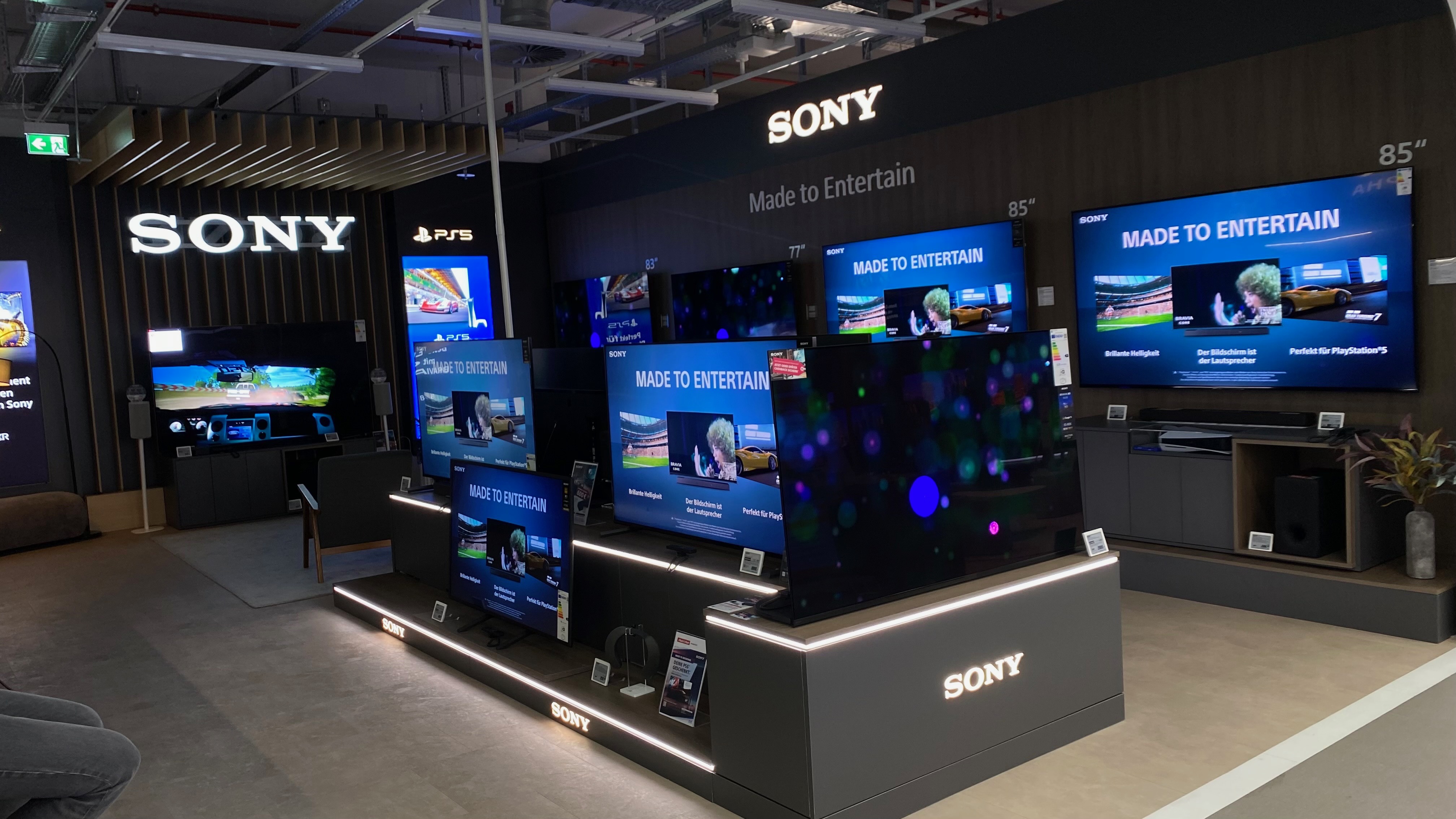Sony Lounge im Saturn Hamburg – Maßgefertigte Präsentationswelt von Brandstifter — Bild 5