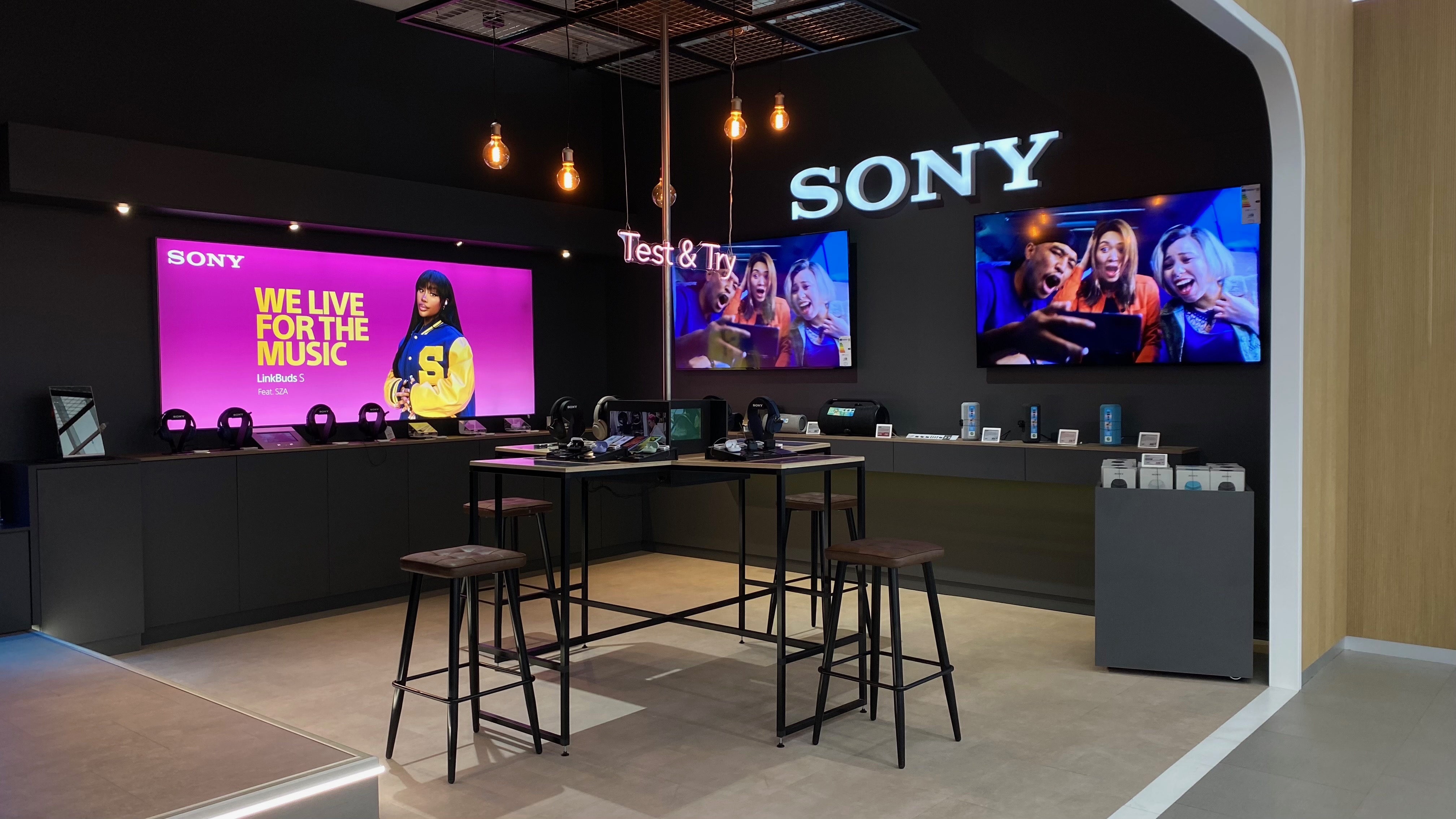 Sony Lounge im Saturn Hamburg – Maßgefertigte Präsentationswelt von Brandstifter — Bild 2