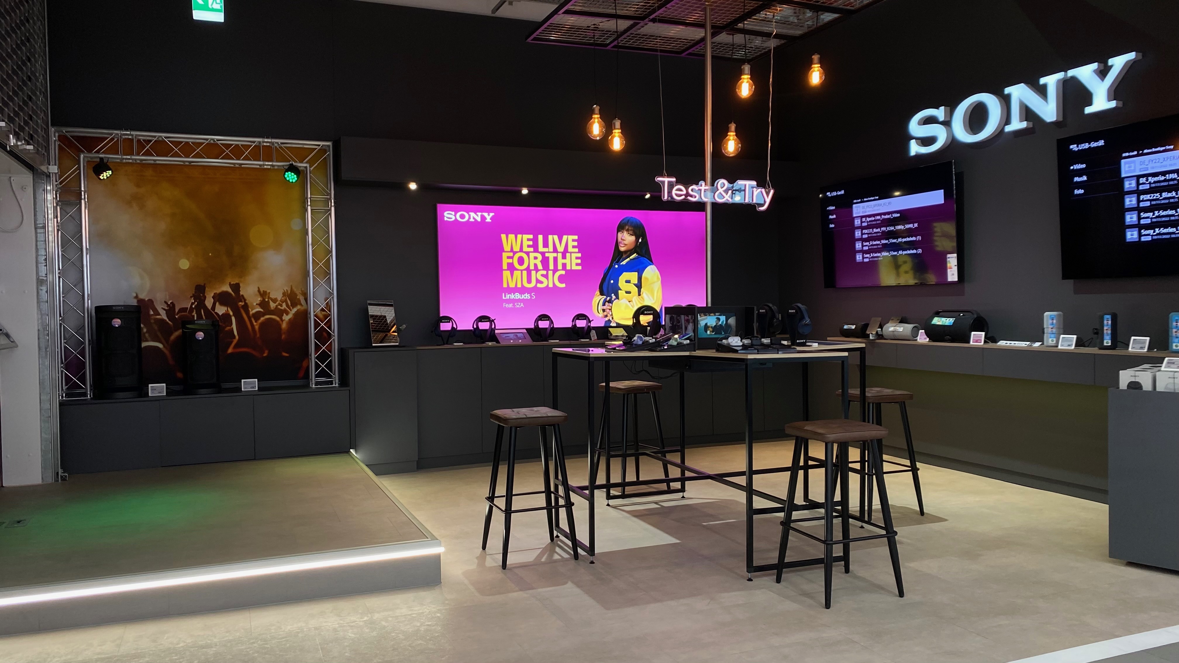 Sony Lounge im Saturn Hamburg – Maßgefertigte Präsentationswelt von Brandstifter — Bild 3