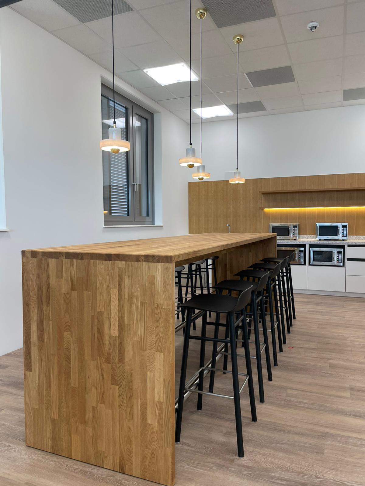 Mitarbeiter-Cafeteria & Lounge im Datacenter Frankfurt – Hochwertige Produktion von Brandstifter — Bild 7