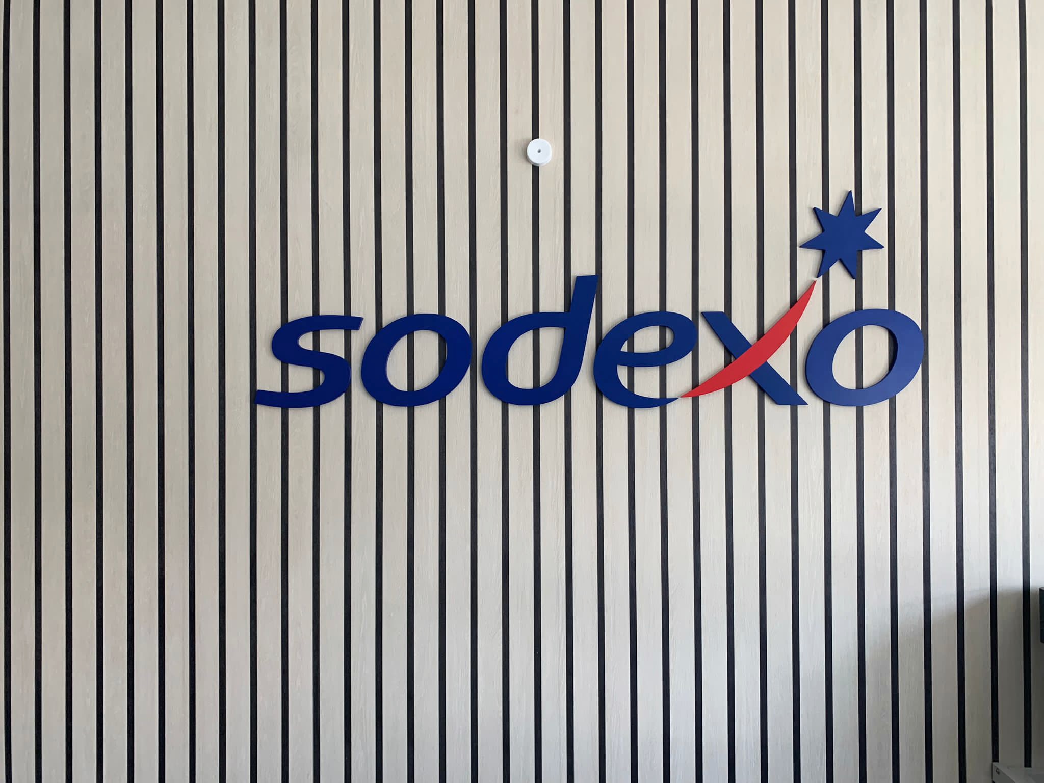 Empfangsbereich im Sodexo Headquarter – Maßgefertigt von Brandstifter — Bild 7