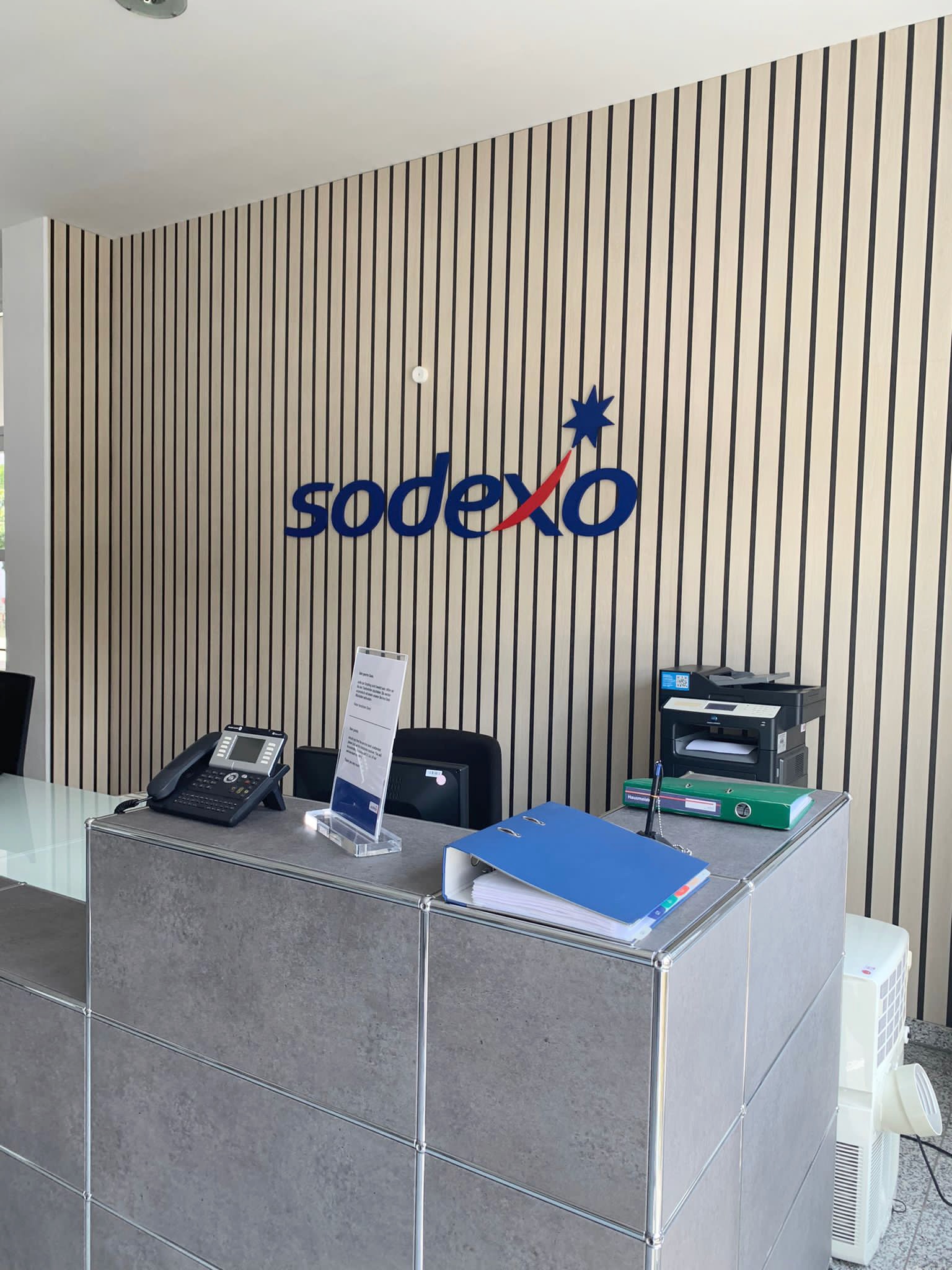 Empfangsbereich im Sodexo Headquarter – Maßgefertigt von Brandstifter — Bild 3