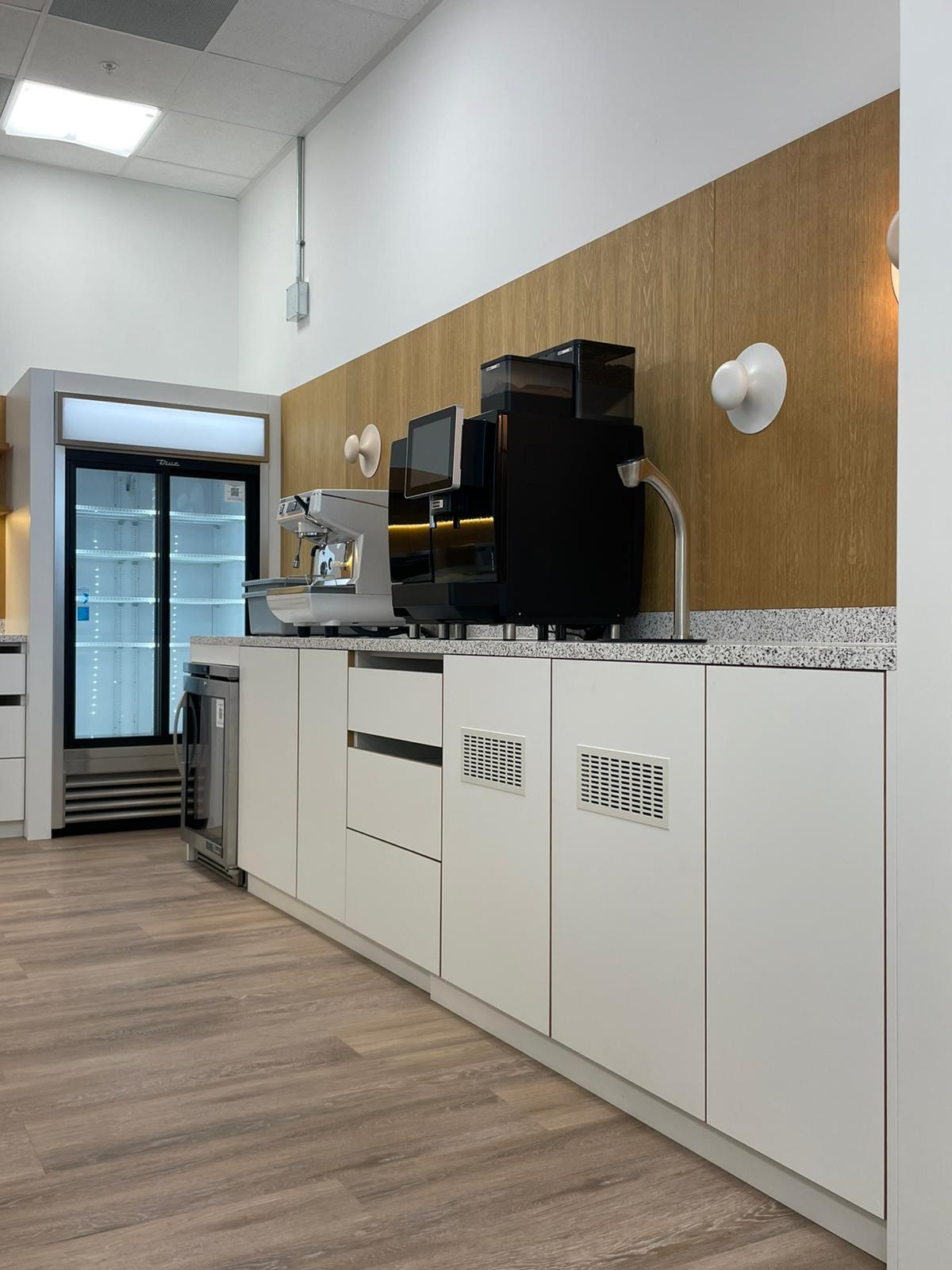 Mitarbeiter-Cafeteria & Lounge im Datacenter Frankfurt – Hochwertige Produktion von Brandstifter — Bild 5